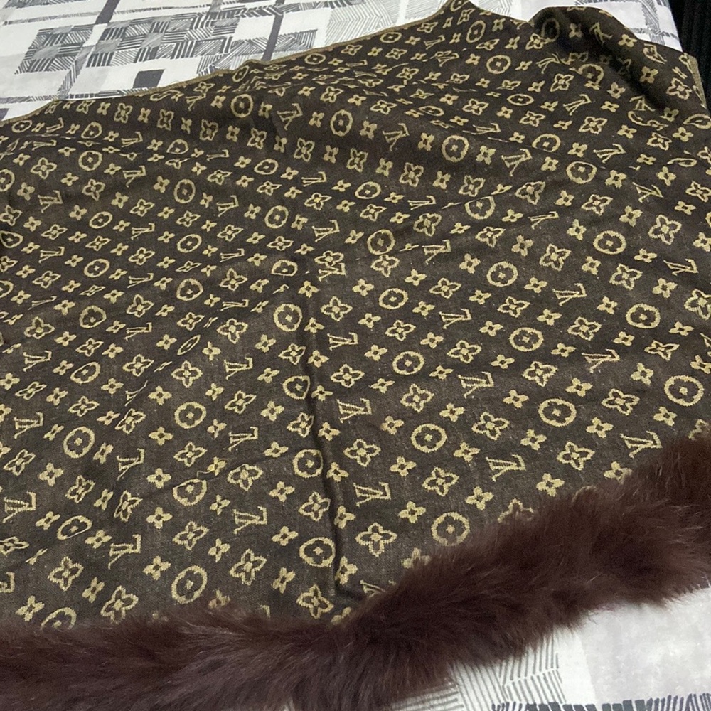 Shawl L.V - Picture 1 of 2